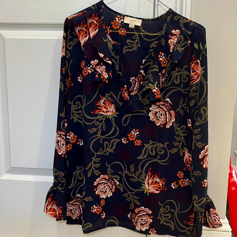 Beautiful blue floral blouse. Size XS. Loft.